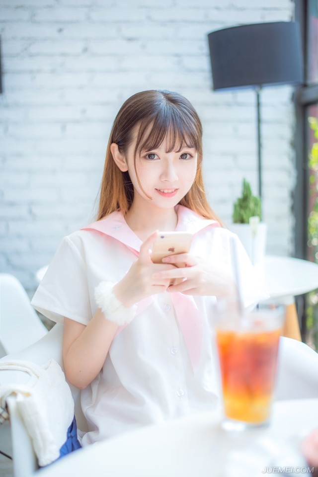 如果你对别人的苦难无动于衷，那么你就不配称为人。